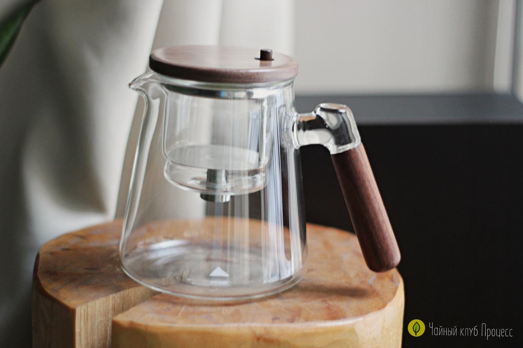 Типот со стеклянной колбой и деревянной ручкой